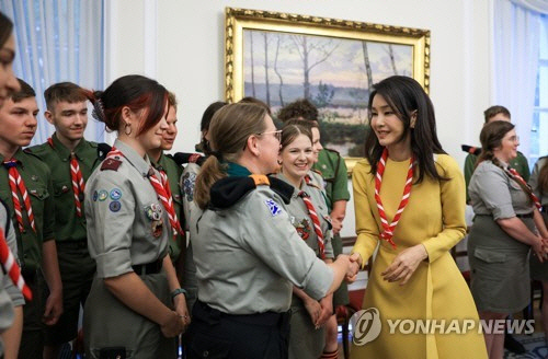 윤석열 대통령 부인 김건희 여사가 13일(현지시간) 바르샤바의 영빈관인 벨베데르궁에서 폴란드 스카우트 대원들과 인사를 나누고 있다.  [공동취재/바르샤바=연합뉴스]